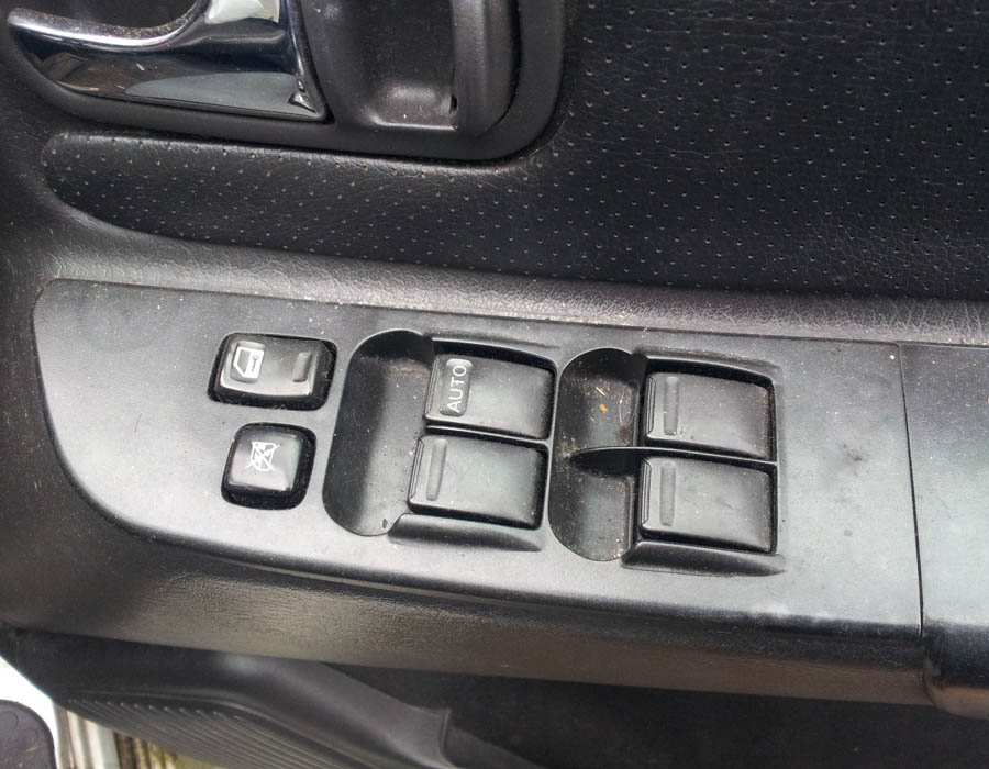 Nissan Terrano SVE TD window-switch-driver-side-front